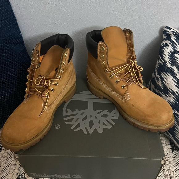 Timberlands. Size 8.5 In good condition. - Picture 4 of 4